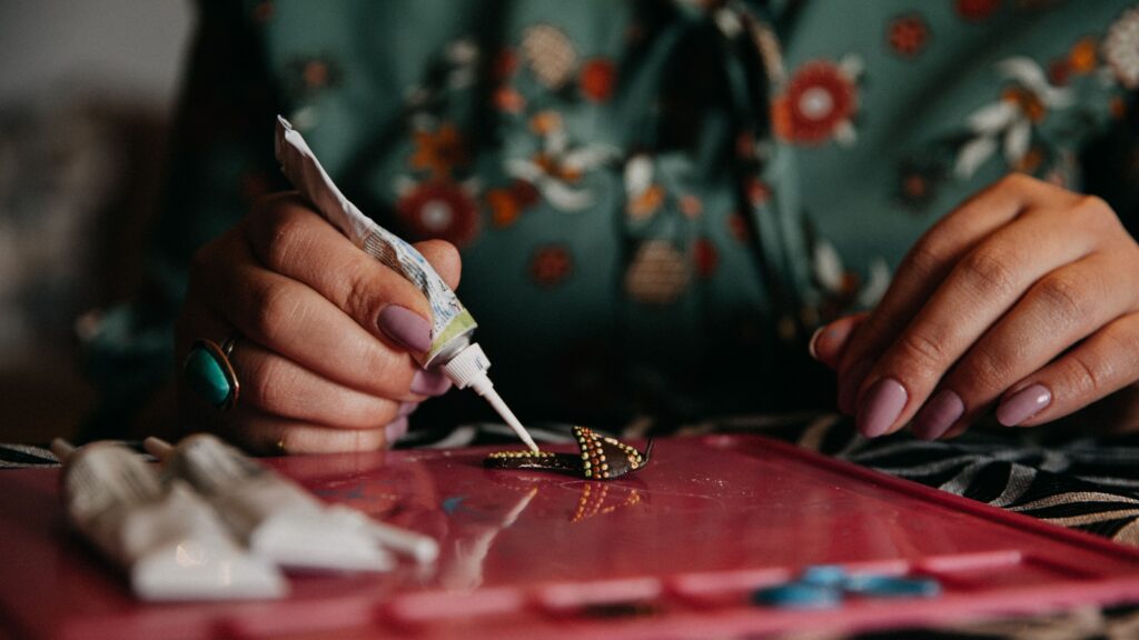 woman making rakhi next headline 24