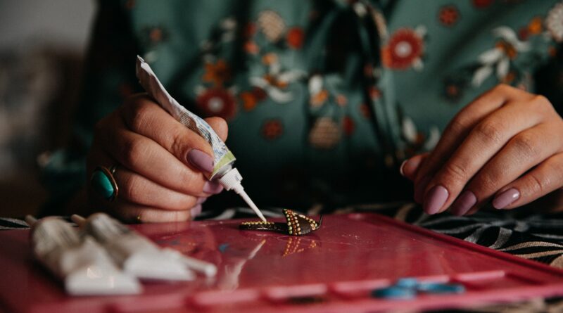 woman making rakhi next headline 24